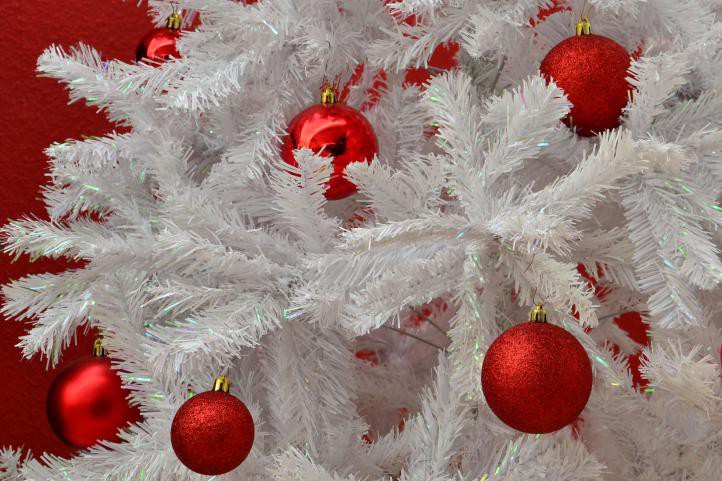 Umělý vánoční strom se stojanem bílý, 120 cm