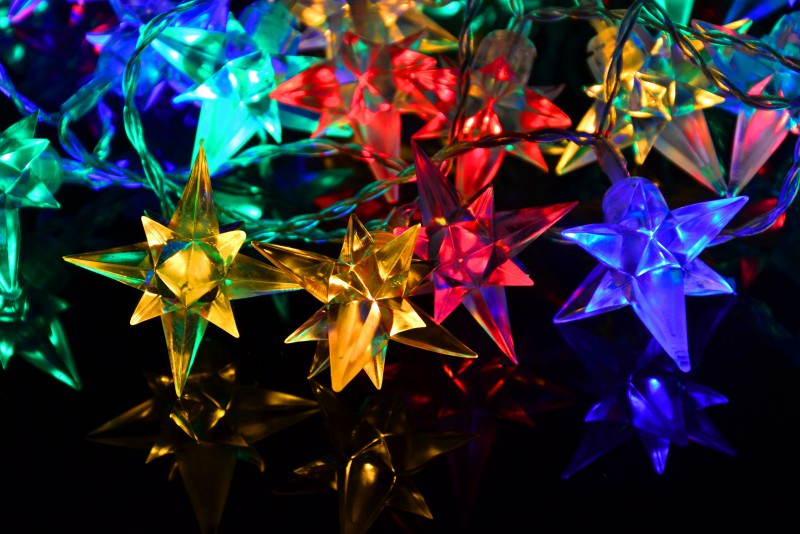 Vánoční LED dekorace - řetěz, barevné hvězdy, 4 m