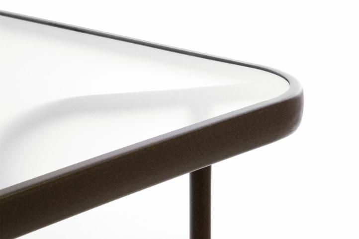 Kovový zahradní stolek se skleněnou deskou