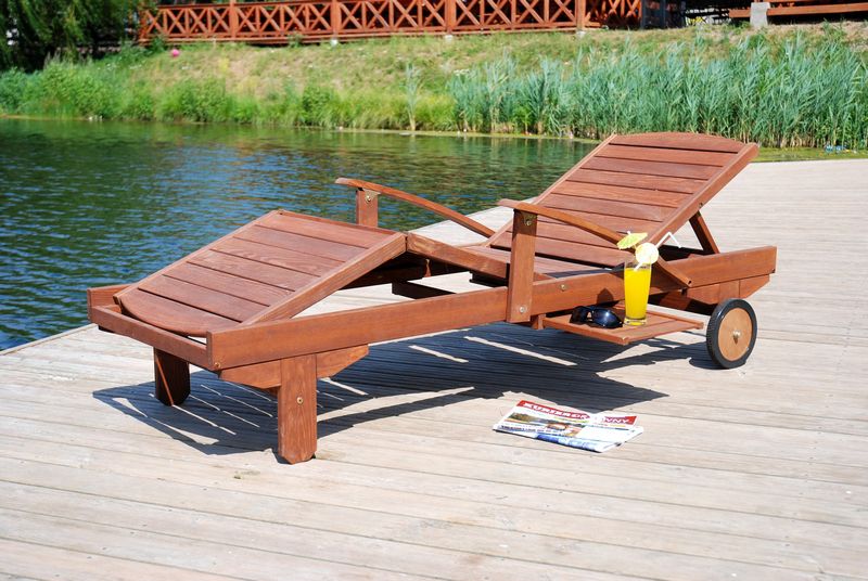Nastavitelné dřevěné relaxační lehátko, vysouvací stolek