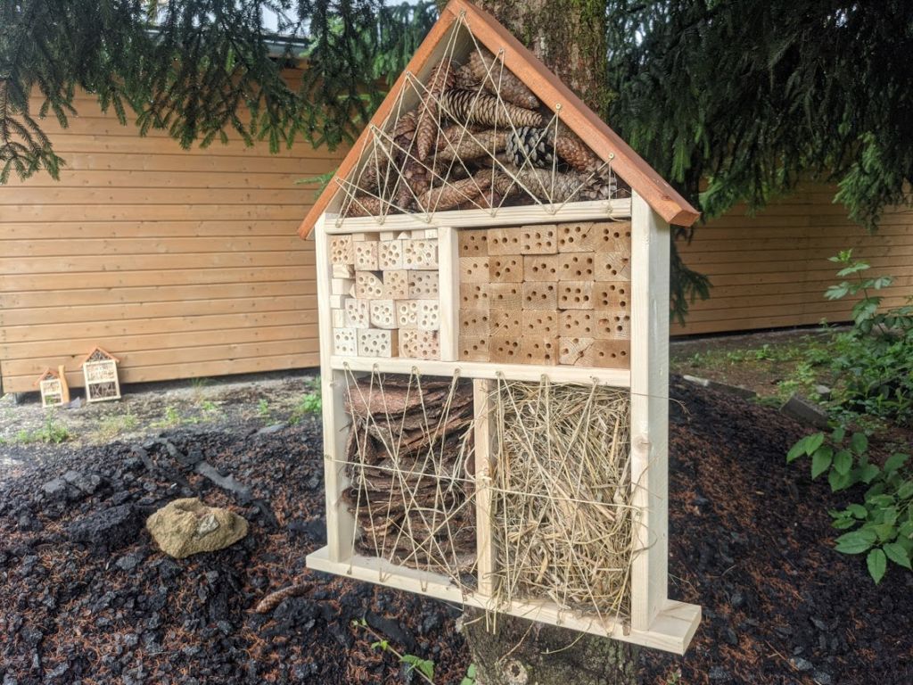 Domek pro hmyz (hmyzí hotel) masivní dřevo 47x76 cm
