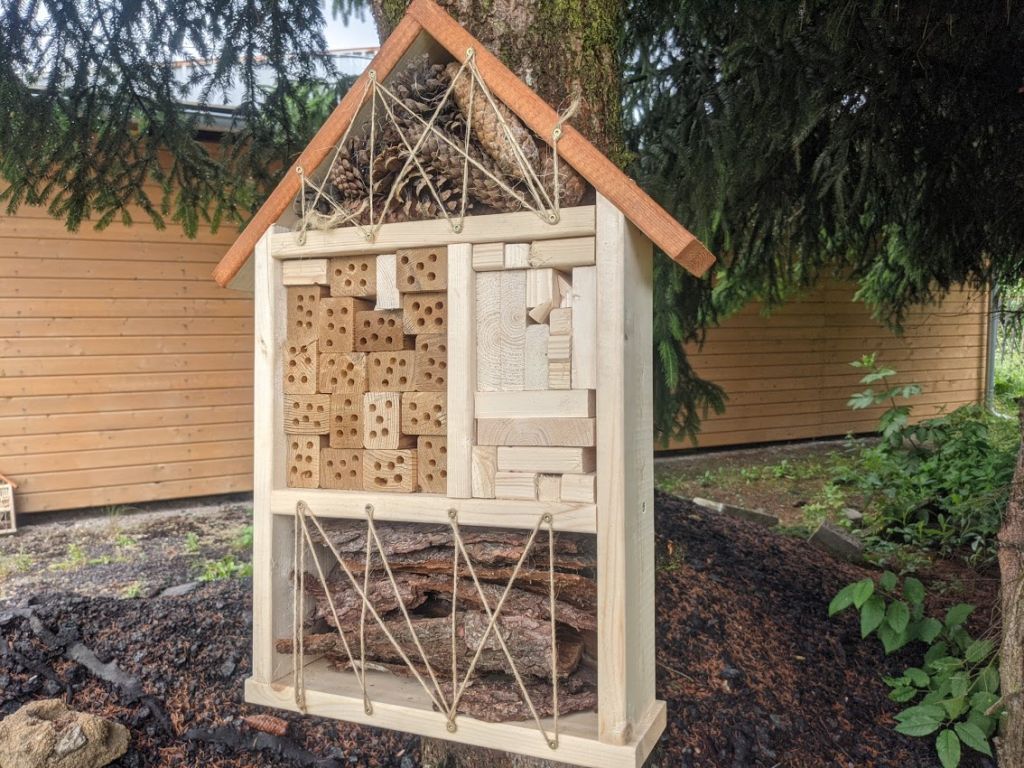 Domek pro hmyz (hmyzí hotel) masivní dřevo 55x32 cm