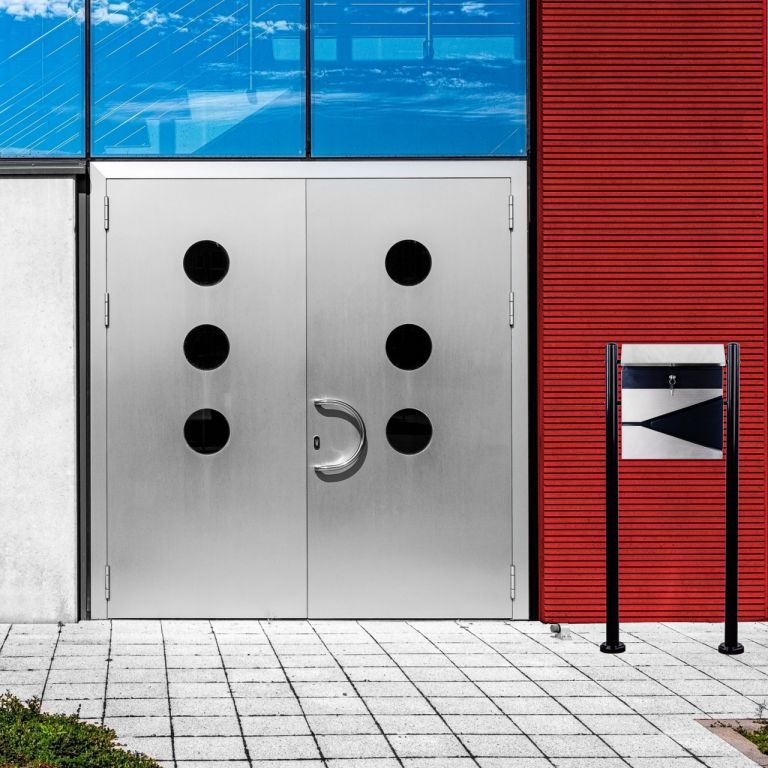 Kovová designová stojanová poštovní schránka pro domy a firmy tmavě šedá, 33x48 cm (výška vč. stojanu 126 cm)