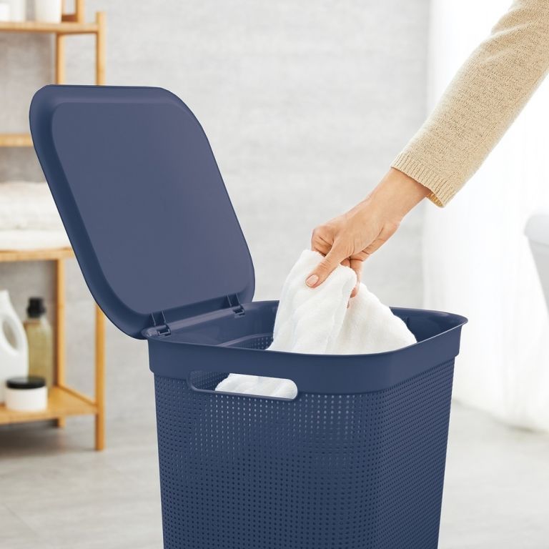 Vysoký prádelní koš do koupelny, s víkem a malými otvory, plast, modrý, 43x34x53 cm