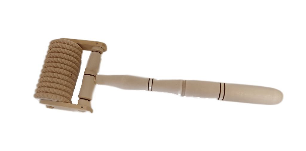 Dřevěný váleček s výstupky pro masáž svalů, 36 cm