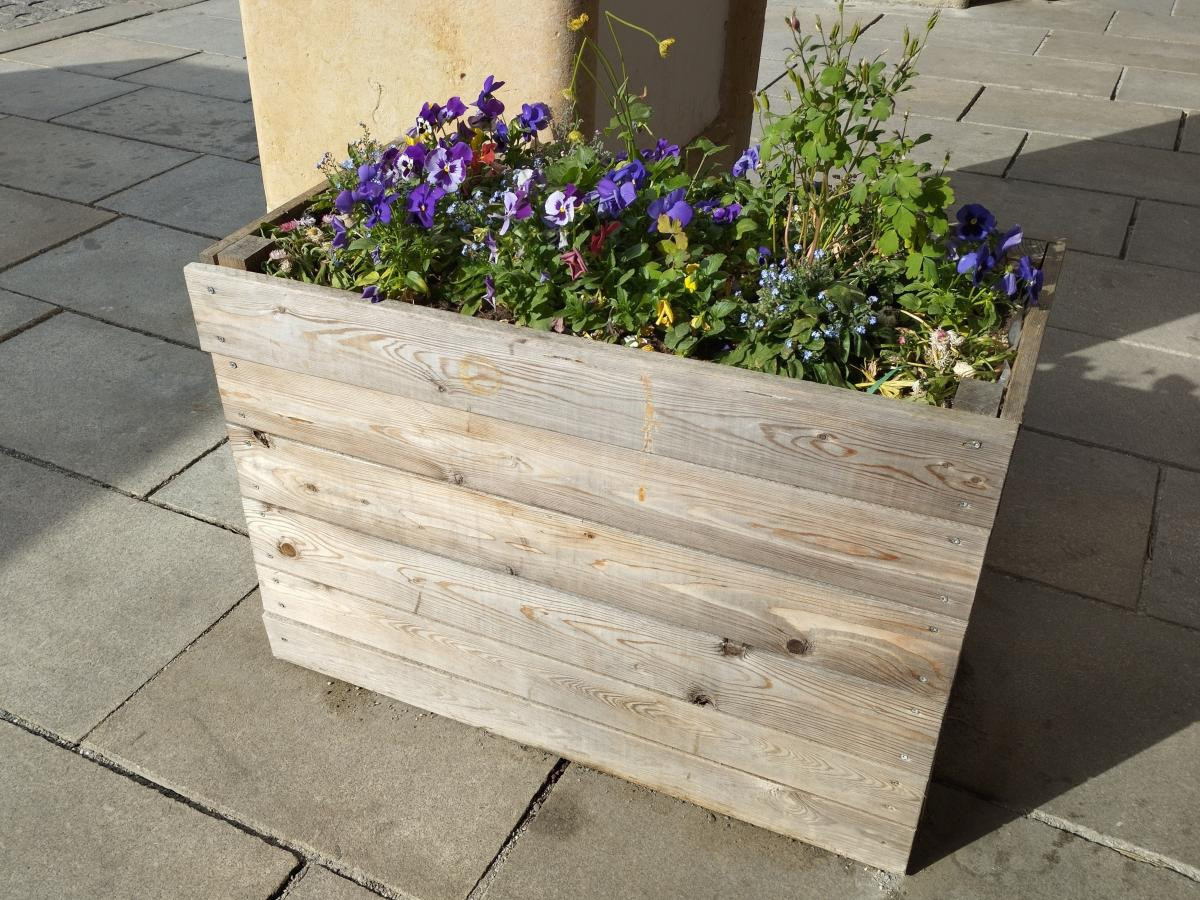 Jak vyrobit dřevěný květináč – postup krok za krokem